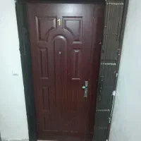 درب خانه به همراه حفاظ درب