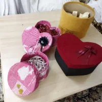 تعدادی باکس گل و جعبه کادو