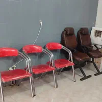 دکور و صندلی ارایشگاه قرمز مشکی