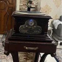 گرامافون به همراه میز