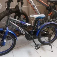 دوچرخه آبی رنگ