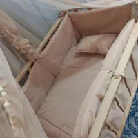 گهواره و تخت کنار مادر