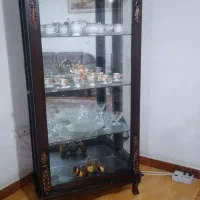 ویترین چوبی سلطنتی شیشه‌ای سالم و تمیز