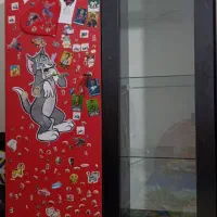 کمد قرمز مشکی