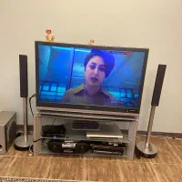 تلویزیون ۵۰ اینچ اصل ژاپن با میز اصلی وهم تیاتر