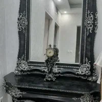اینه و پایه به همراه ساعت چوبی بزرگ