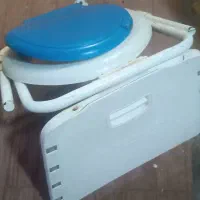 یک عدد توالت فرنگی دیواری تاشو