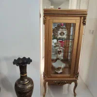ویترین طلایی جنس چوبش محکمه شیک و ساده