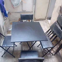 دو دستمیز و صندلی کافه یه در حدنو