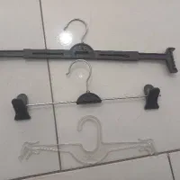تعدادی چوب لباسی مناسب شلوار و دامن