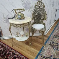 میز و تلفن برنز و صندلی آلیاژ در حد نو  و شیک
