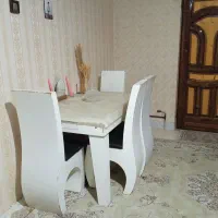 میز غذاخوری به همراه چهار عدد صندلی