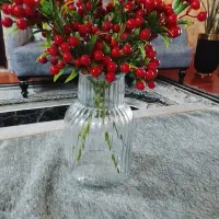 یه گلدان باشاخه هاودوعدیوارکوب
