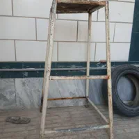 درب آهنی و چهارپایه