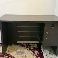 فروش فوری میز تحریر و‌کمد چوبی کتابخانه ای