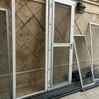 چهارچوب آلمینیوم همراه باچهارچوب تور وکمددیواری