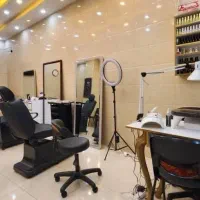 جذب نیروی ناخن کار حرفه ای و مژه کار