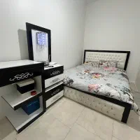 تخت دو‌نفره با خوشخواب وپاتختی
