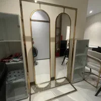آینه قدی با قاب فلزی طلایی