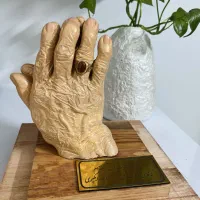 دست پدر و مادر و زوج(تندیس گچی)