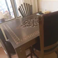 یک میز ناهار خوری