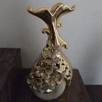 گلدان و گل و گلدان