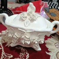 شکلات خوری و تعدادی ظروف آشپزخانه