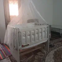 تخت گهواره کنار مادر