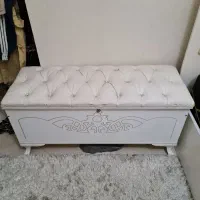 صندلی و باکس جادار دست ساز همراه با قفل و کلید