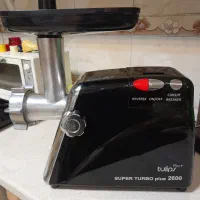 چرخ گوشت و تعدادی وسایل قدیمی