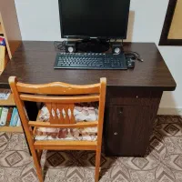 مانیتور،میز،کتابخانه