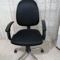 صندلی اداری در حد نو بدون هیچ پارگی و شکستگی