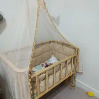 تخت کودک کنار مادر