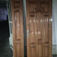 در تمام چوبی آپارتمان