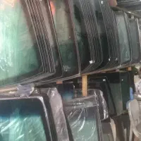 شیشه اتومبیل سیاه میخی