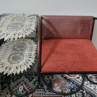 پایه تلفن و میز و صندلی