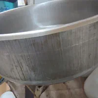 تعدادی لوازم قنادی به فروش میرسد