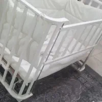 تخت کنار مادر سفید