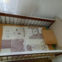تخت کودک به همراه طبقات کناری
