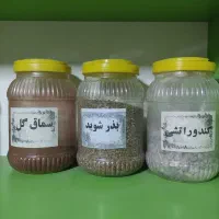 تابلو و تعدادی قوطی عطاری پنج کیلویی