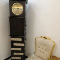 ساعت ایستاده تمیز سالم در حد نو آرام گرد