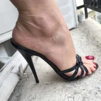 خانم مدل با سایز پای ۳۹ یا ۴۰