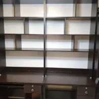 میز تحریر و کتابخانه