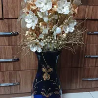 گلدان به همراه گلهایش