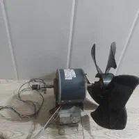 فن کولر گازی پشت  پنجره ایی