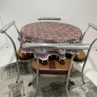 تعدادی لوازم خانه، میز، قابلمله،کتری ،چینی