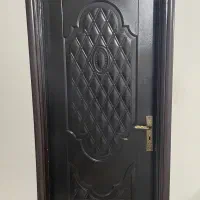 در چوبی تمیز و در حد