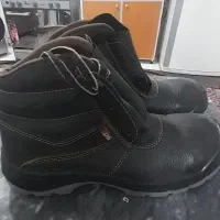 یک جفت کفش ایمنی