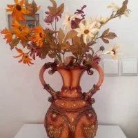 گلدان بزرگ و ۴ شاخه گل