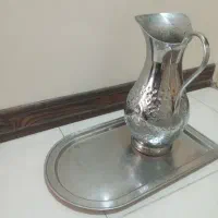 پارچ کنار سماوری برنجی با سینی زیر سماوری